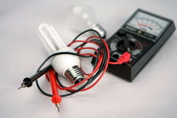 Ampoules led et a incandescence, voltmetre sur fond blanc