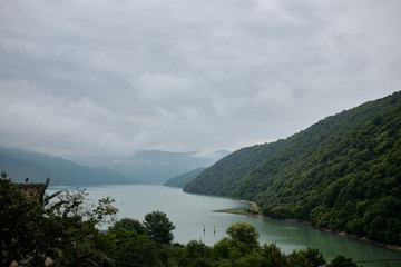 Fototapeta na wymiar Widok na jezioro w Gruzji 