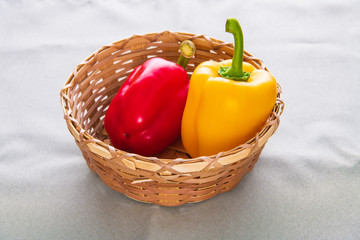 Fototapeta na wymiar 新鮮野菜赤と黄色のパプリカ
