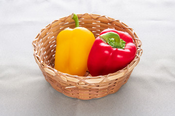 新鮮野菜赤と黄色のパプリカ