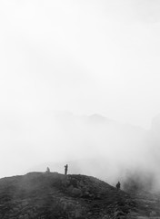 niebla en alta montaña y siluetas