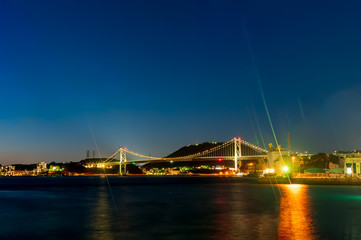 Obraz premium 夜の関門橋と関門海峡