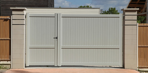 Portail beige d'une maison	