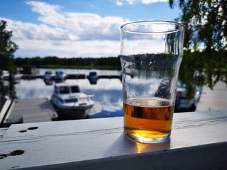 piwo na przystani ,nad jeziorem 