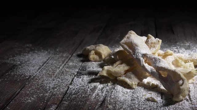Faworki - stare deski .  Pyszne ciastka , kruche posypane cukrem pudrem. 