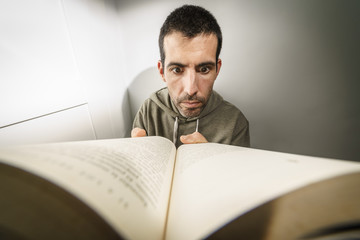 hombre leyendo con libro en primer plano