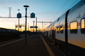 Fototapeta na wymiar Sonnenaufgang Bahnhoff