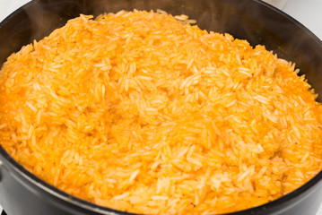 arroz amarillo con jitomate y algunas especies de cocina
estilo mexicano recien cocinado