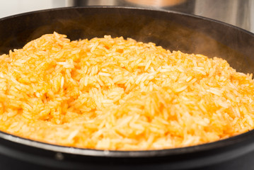 arroz amarillo con jitomate y algunas especies de cocina
estilo mexicano recien cocinado