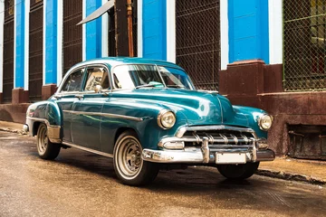 Keuken foto achterwand Oldtimers oude blauwe vintage klassieke Amerikaanse auto in de straat van havana cuba