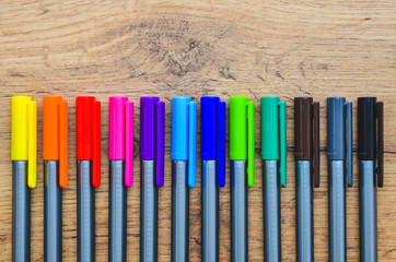 Pastelli e Penne colorate su legno