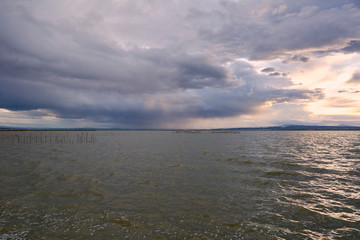 Obraz premium Landscape of a lake with storm clouds