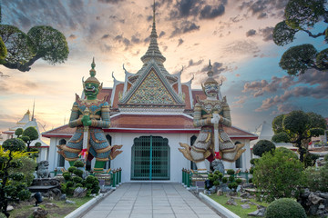 Fototapeta premium Wat Arun Temple at beautiful sunset, landmark of Bangkok, Thailand