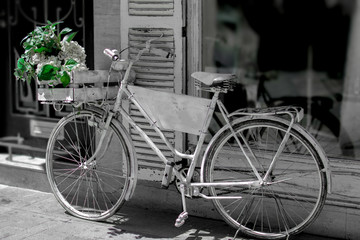 Antigua bicicleta reciclada estilo romántico
