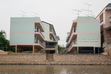 タイの家：水辺のアパート：アユタヤの住宅：東南アジアの建築