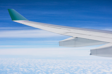 Obraz premium The wing of the passenger plane on the day of freezing and beautiful clouds