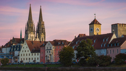 Fototapeta premium Die Skyline von Regensburg während eines Sommerabends