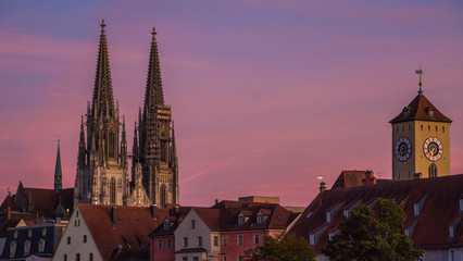 Obraz premium Die Skyline von Regensburg während eines Sommerabends
