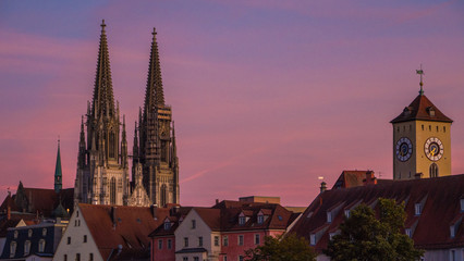Die Skyline von Regensburg während eines Sommerabends