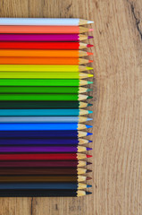 Obraz premium Pastelli e Penne colorate su legno