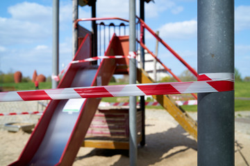 Auf Grund von Ansteckungsgefahr gesperrter Spielplatz in Magdeburg in Deutschland