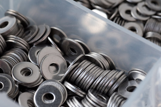 una scatola contenente un mix di dadi e ranelle in acciaio inox