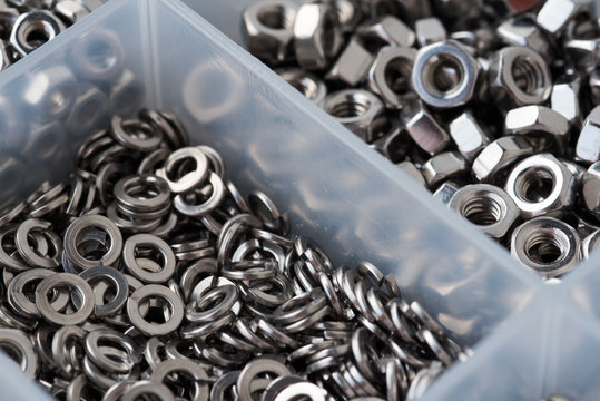 una scatola contenente un mix di dadi e ranelle in acciaio inox