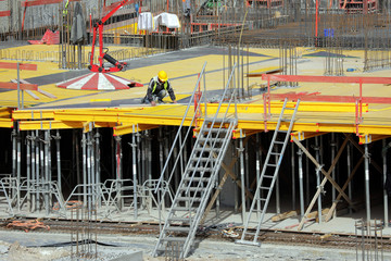 bauarbeiter auf einer großbaustelle