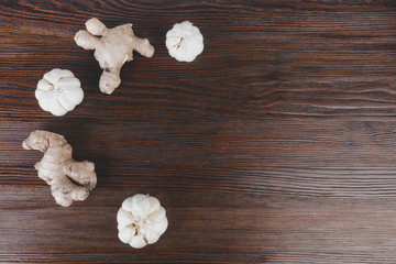 Obraz na płótnie Canvas ginger and garlic on wooden background