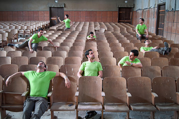 HOMBRE EN BUTACAS DE TEATRO
