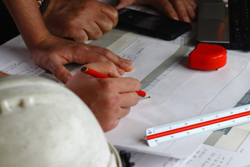 Trabajadores o técnicos de la construcción revisando planos