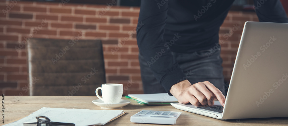 Aufkleber man working in computer