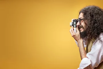Poster Vreemde man die een foto maakt met een kleine camera © konradbak