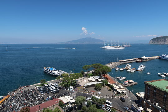 Volc&aacute;n Vesubio al fondo