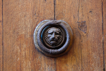 Heurtoir sur porte en bois