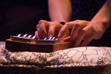 Doigts de joueur de Kalimba 