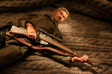Boneco em escala segurando baioneta. Action figure com arma em miniatura. 