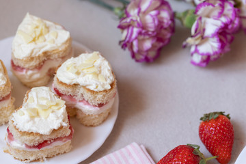 Törtchen mit Quark und Sahne und weißer Schokolade und Erdbeeren
