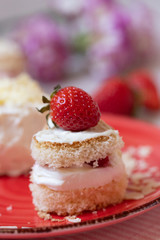 Törtchen mit Quark und Sahne und weißer Schokolade und Erdbeeren