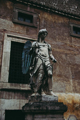 Fototapeta na wymiar Estatuas en el Castillo de san Angelo en Roma