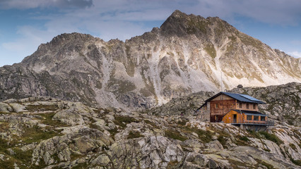 Fototapeta na wymiar Montañas de los pirineos en el parque nacional de Aiguestortes i Estany de Sant Mauriçi con un refugio de alta montaña (Cataluña, España).