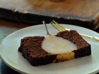 Bolo de chocolate com pera