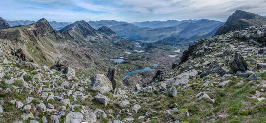 Paisaje de los estanques de los pirineos de Andorra desde Encamp.  - obrazy, fototapety, plakaty