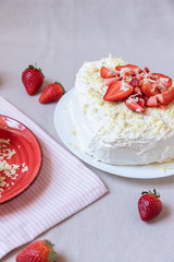 Torte und Törtchen mit Quark und Sahne und weißer Schokolade und Erdbeeren