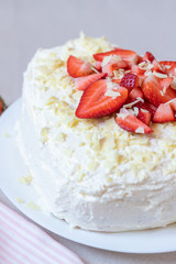 Torte und Törtchen mit Quark und Sahne und weißer Schokolade und Erdbeeren