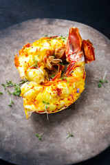 Traditionell gegrillte Languschen Schwänze halbiert angeboten mit Safran Limetten Sauce als...