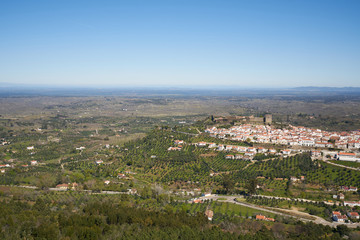 Obraz premium Castelo de Vide in Alentejo, Portugal from Serra de Sao Mamede mountains