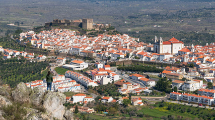Obraz premium Woman viewing Castelo de Vide from a rock in Alentejo, Portugal from Serra de Sao Mamede mountains