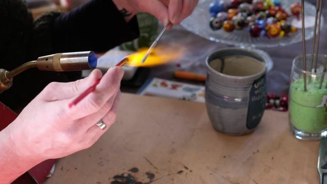 Glasbl&auml;ser mit Gasbrenner bei der Arbeit