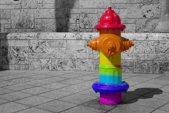 IDRANTE ARCOBALENO CON SFONDO BIANCO E NERO - RAINBOW HYDRANT WITH WHITE AND BLACK BACKGROUND